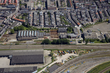 802487 Luchtfoto van de Bovenbouwwerkplaats van de N.S. aan de 2e Daalsedijk te Utrecht, uit het zuidwesten; in het ...